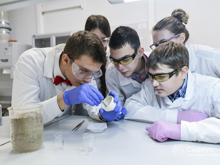 Научпарк «Сириус» начал поставки защитных лицевых щитков для сочинских медиков