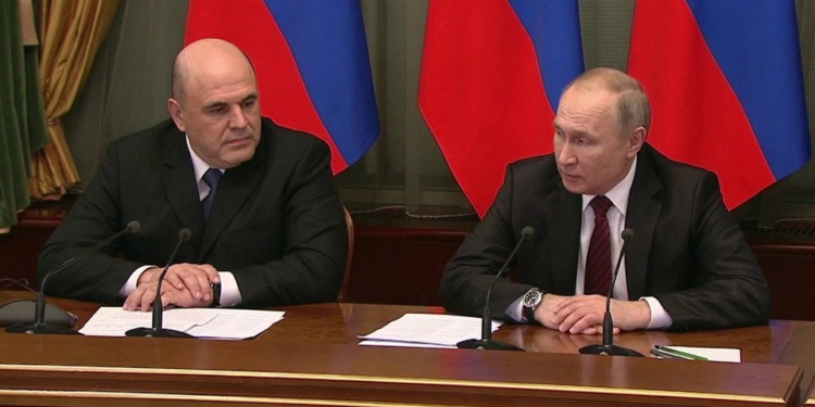 Путин поручил увеличить производство средств индивидуальной защиты