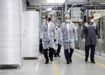 Мантуров: Вопрос с защитными масками решен, сегодня важны костюмы для инфекционистов