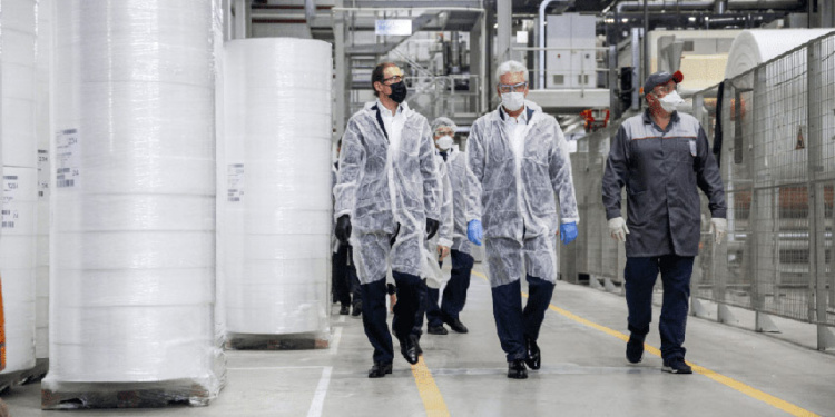 Мантуров: Вопрос с защитными масками решен, сегодня важны костюмы для инфекционистов