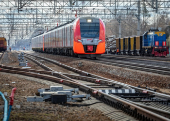 Октябрьская железная дорога с начала года получила спецодежду из новой коллекции на 149 млн руб.