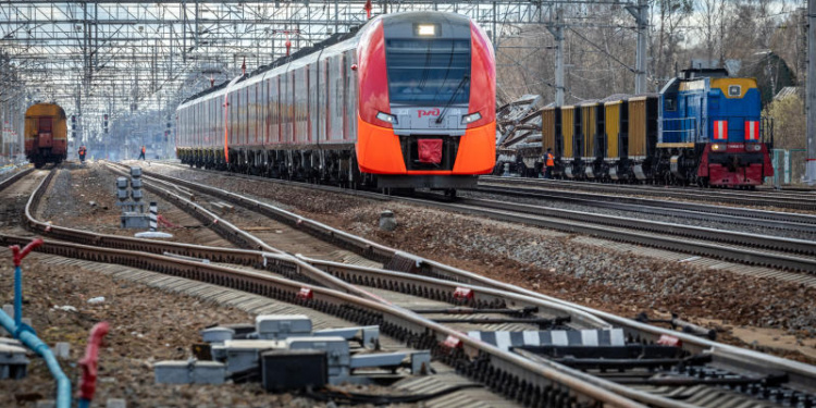 Октябрьская железная дорога с начала года получила спецодежду из новой коллекции на 149 млн руб.