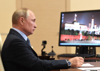 Россия смогла в разы увеличить выпуск СИЗ благодаря собственной производственной базе – Путин