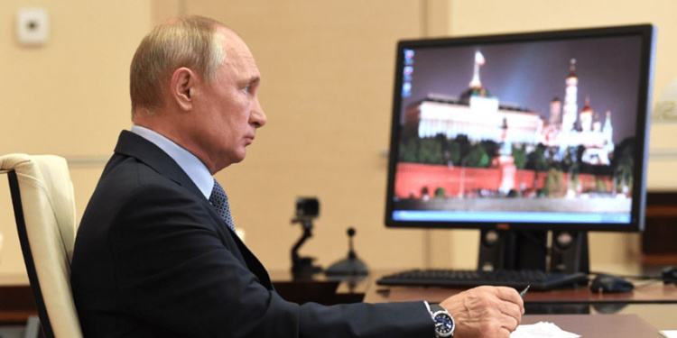 Россия смогла в разы увеличить выпуск СИЗ благодаря собственной производственной базе – Путин