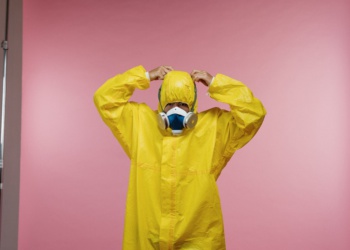 Минтруд разрешил возмещать расходы на защитные маски и перчатки за счет страховых взносов