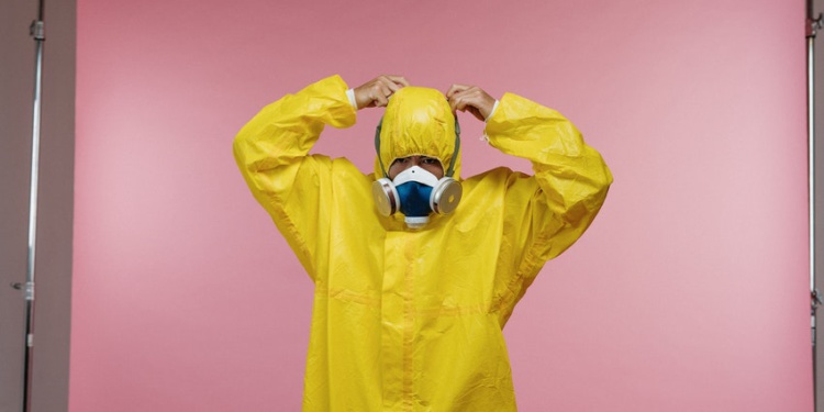 Минтруд разрешил возмещать расходы на защитные маски и перчатки за счет страховых взносов