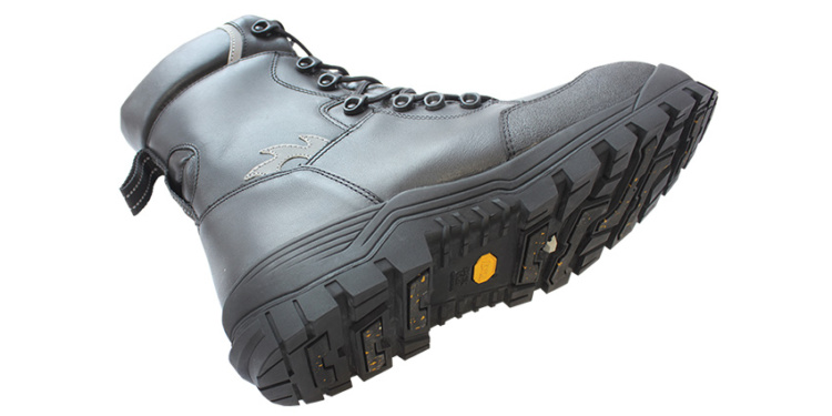 Греют и защищают: «Модерам» выпустил зимние ботинки для работ с цепной пилой