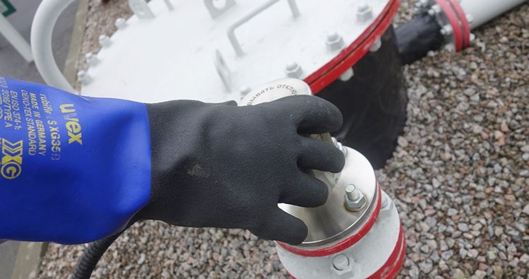 Новинки перчаток Uvex от химических рисков