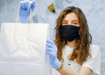 В России запретили госзакупки импортных медицинских масок и огнестойкой одежды