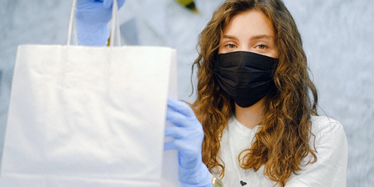 В России запретили госзакупки импортных медицинских масок и огнестойкой одежды