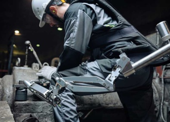 ФСС прорабатывает возможность компенсировать покупку экзоскелетов для рабочих