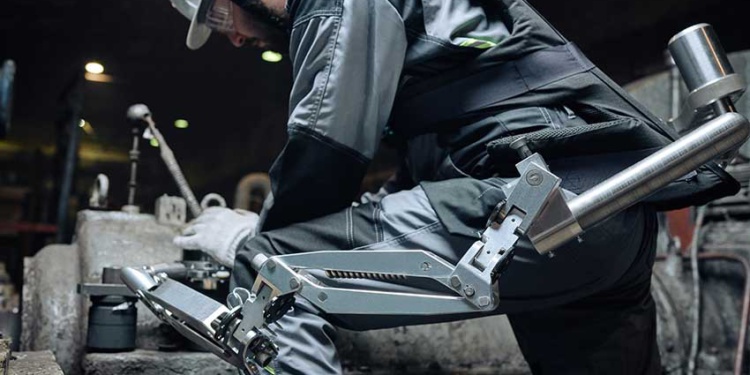 ФСС прорабатывает возможность компенсировать покупку экзоскелетов для рабочих