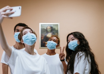 Apple научила iPhone распознавать лицо в респираторе