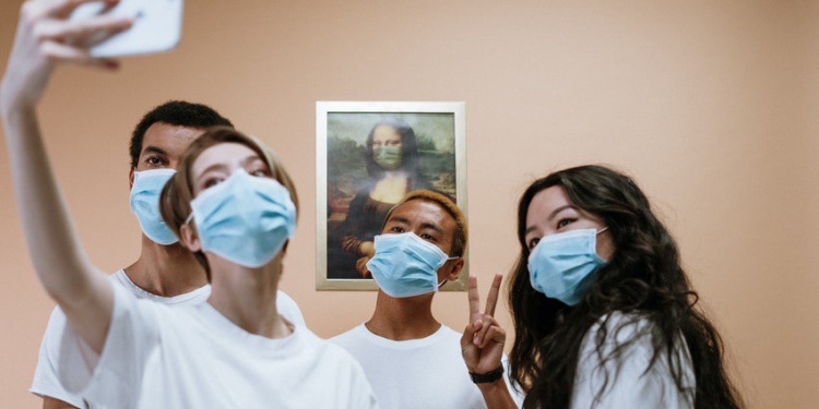 Apple научила iPhone распознавать лицо в респираторе