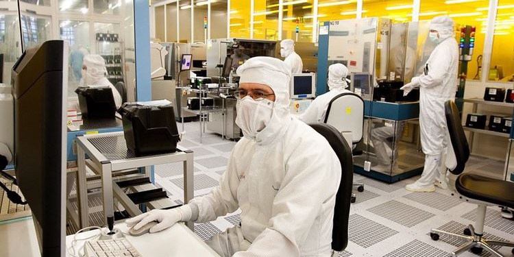 Насколько важен выбор защитной одежды для чистых помещений?