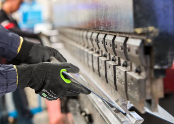 Защита по евростандарту: Honeywell запускает российские продажи перчаток CoreShield