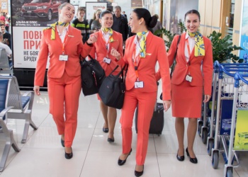 Кроссовки вместо шпилек, брюки вместо юбок: зачем авиакомпания SkyUp переодела стюардесс?