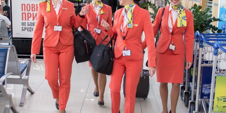 Кроссовки вместо шпилек, брюки вместо юбок: зачем авиакомпания SkyUp переодела стюардесс?