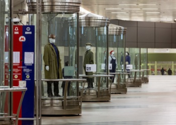 В московском метро открылась выставка исторической спецодежды