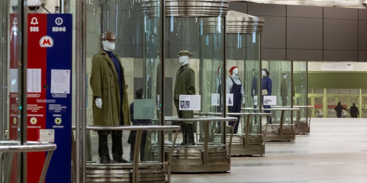 В московском метро открылась выставка исторической спецодежды