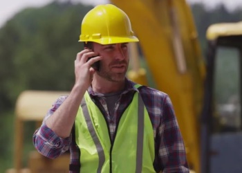 Поговори с ним: как голосовой помощник помогает контролировать выдачу спецодежды