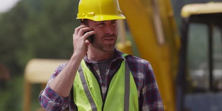 Поговори с ним: как голосовой помощник помогает контролировать выдачу спецодежды