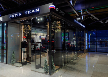 Путин наградил орденом дизайнера одежды Putin Team