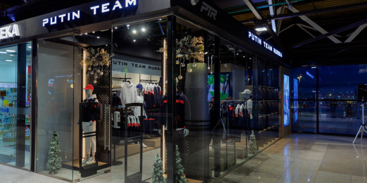 Путин наградил орденом дизайнера одежды Putin Team