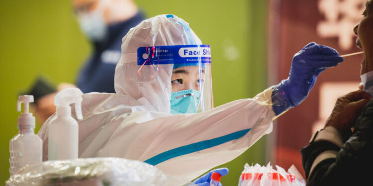 Китай начал массово скупать СИЗ за несколько месяцев до вспышки COVID-19 – The Telegraph