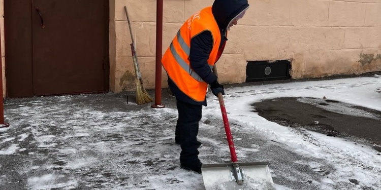 В Петербурге коллективным голосованием выбрали форму для дворников