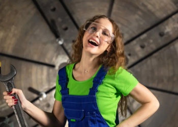 Челябинский «МеКом» выпустил календарь с девушками в спецодежде «Техноавиа»