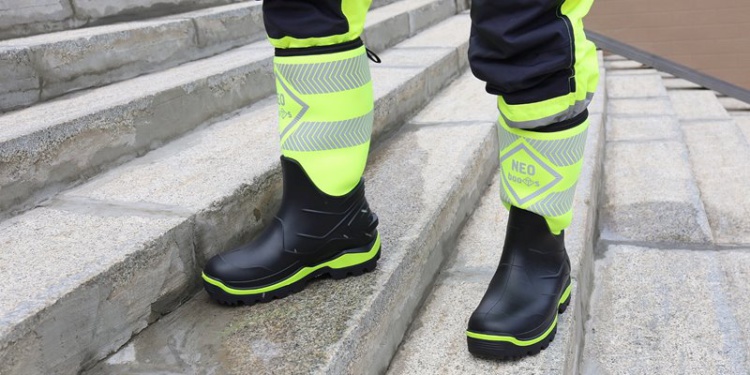 Сигнальная обувь в России и мире