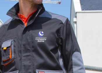 Обязан ли работник пришивать фирменные нашивки на спецодежду? Разъясняет Роструд