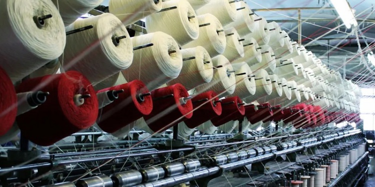 Производство текстиля в России: Минпромторг говорит о росте, аналитики – о снижении