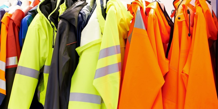 Красноярского предпринимателя наказали за продажу спецодежды без ценников