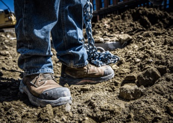 Может ли работник вместо выданной спецобуви носить свою? Разъясняет Роструд