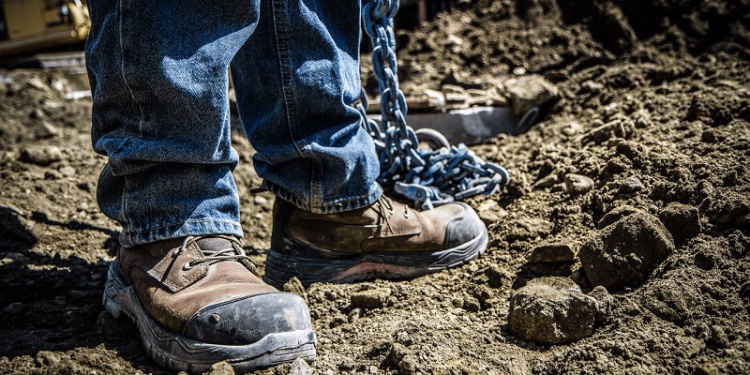 Может ли работник вместо выданной спецобуви носить свою? Разъясняет Роструд