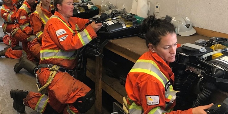 Новинки женской спецодежды: из Канады – для беременных, Индии – для моряков, США – для сварщиков