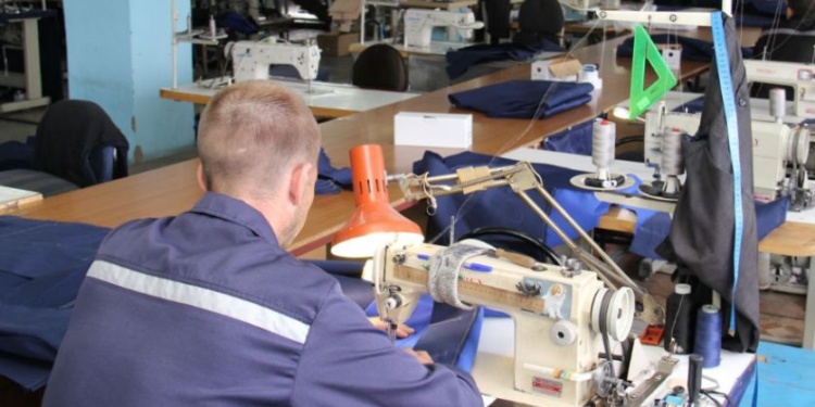 ФСИН предлагает «Ростеху» услуги заключенных, в том числе по пошиву спецодежды, – «Коммерсант»