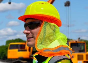 Не фата: РОСОМЗ выпустил солнцезащитную пелерину для каски