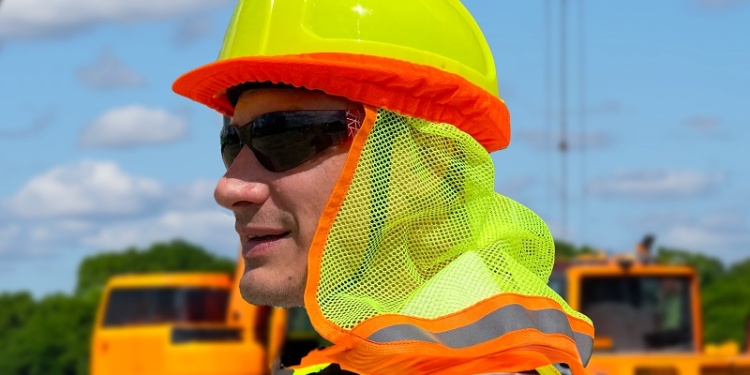 Не фата: РОСОМЗ выпустил солнцезащитную пелерину для каски