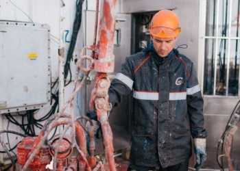 Нефтяники ХМАО пожаловались на дырявую спецодежду