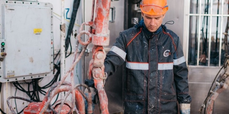 Нефтяники ХМАО пожаловались на дырявую спецодежду