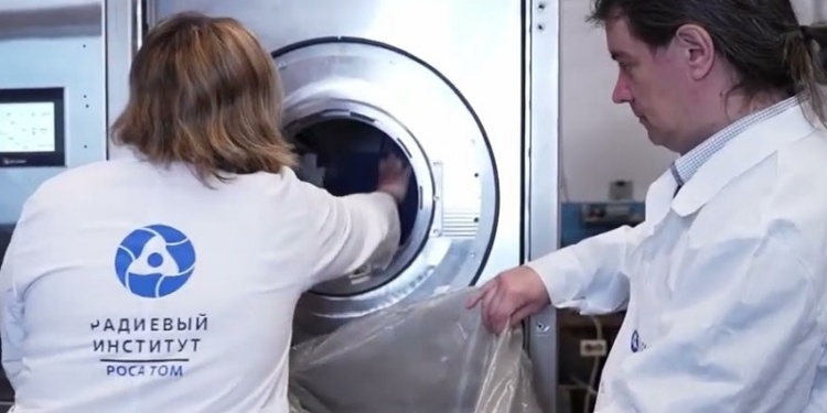 Ученые «Росатома» разработали безводный метод дезактивации спецодежды