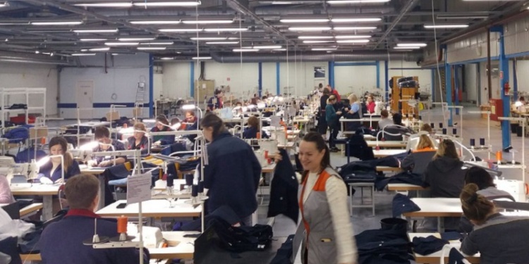 На фабрике спецодежды в Карелии до конца года трудоустроят более 400 человек