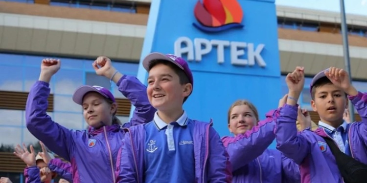 «Артек» арендует форму для детей и вожатых на 540,5 млн руб.