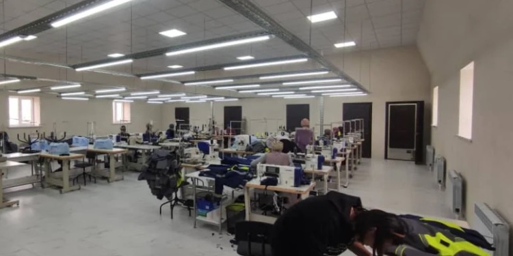 При поддержке России в Кыргызстане открыт цех по пошиву спецодежды