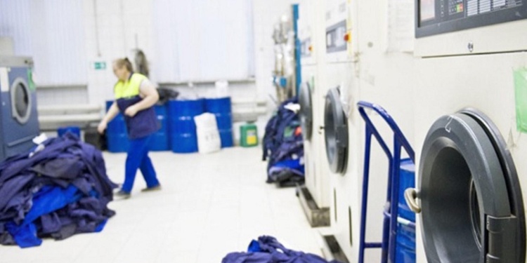 Обязан ли работодатель организовать стирку спецодежды на вахте? Разъясняет Роструд