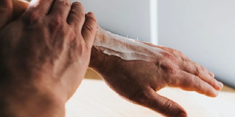 Выдавать ли крем для рук работающим с дезсредствами в перчатках? Разъясняет Роструд