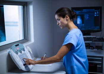 Суд во Владивостоке отменил штраф за отсутствие СИЗ, которые нельзя купить в России